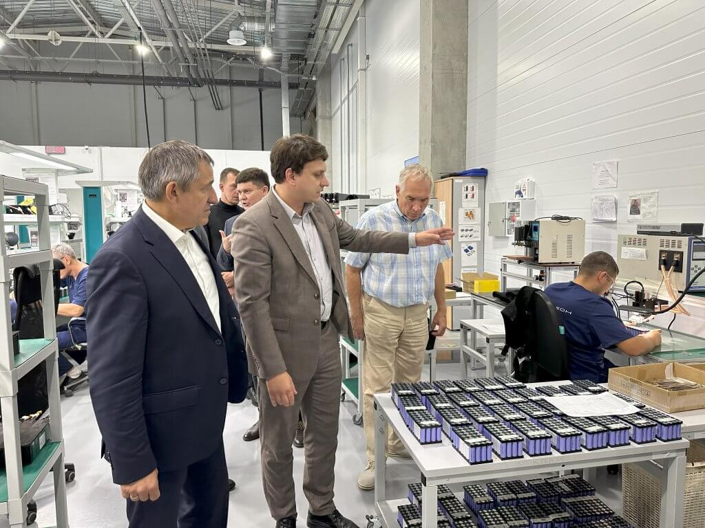 Глава Лаишевского района посетил завод литий-ионных аккумуляторов БАТАРЕОН